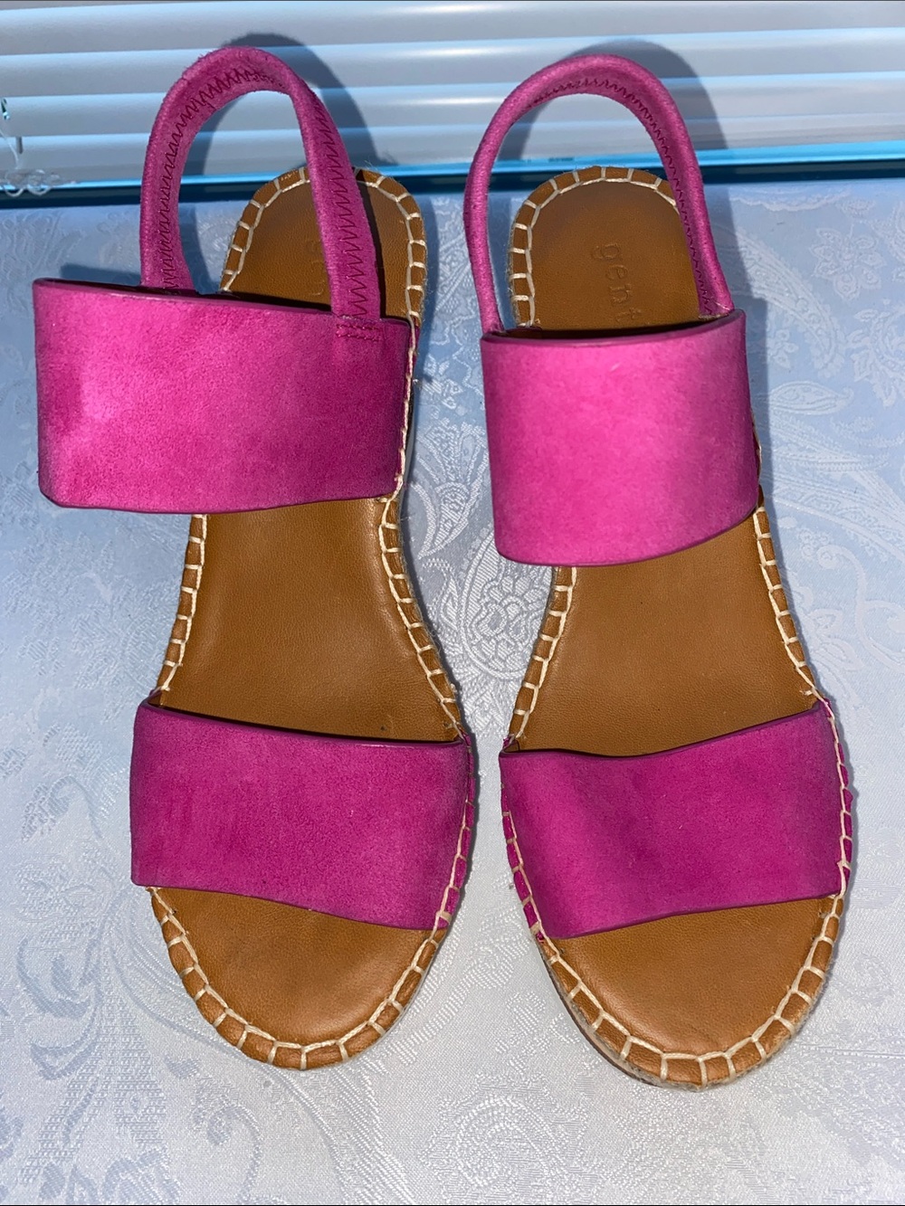 Preowned Gentle Souls by Kenneth Cole Elyssa Two-Band Fuchsia Suede Wedges sz. 8